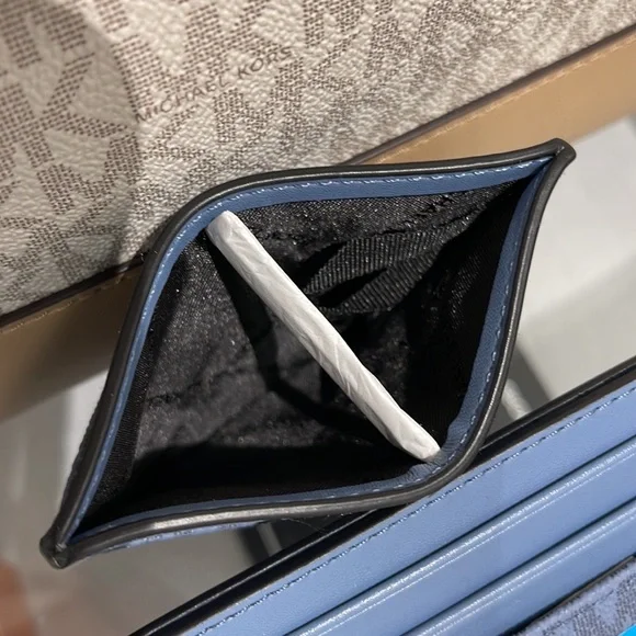 Michael Kors Cooper Graphic Logo Tall Card Case Denim Multi 36S3LCOD2B
NWT - Picture 15 of 16